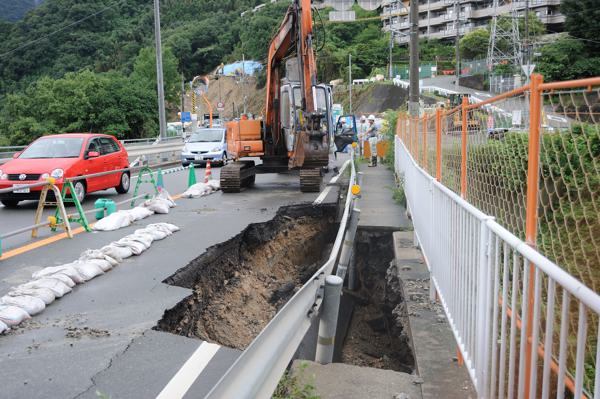 国道176号線 道路陥没しています 迂回してください どらけんの洞穴